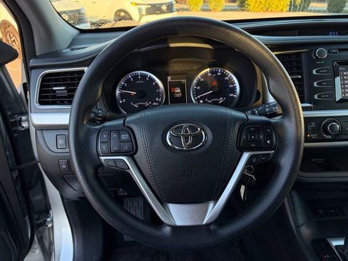 Used 2017 Toyota Highlander LE image 14