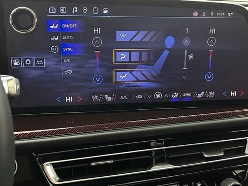 Used 2024 Chevrolet Traverse RS image 31