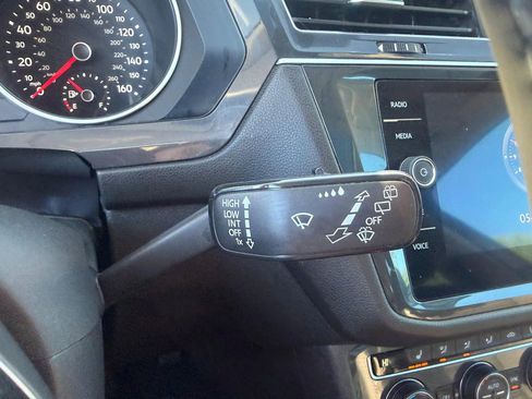 Used 2020 Volkswagen Tiguan SE w/ Panoramic Sunroof Package AWD/4WD image 17