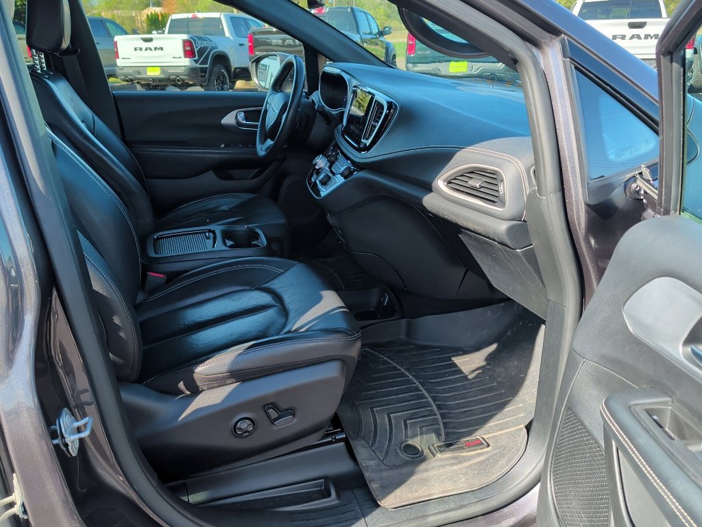 Used 2022 Chrysler Pacifica Touring-L w/ Uconnect Theater Family Group AWD/4WD image 37