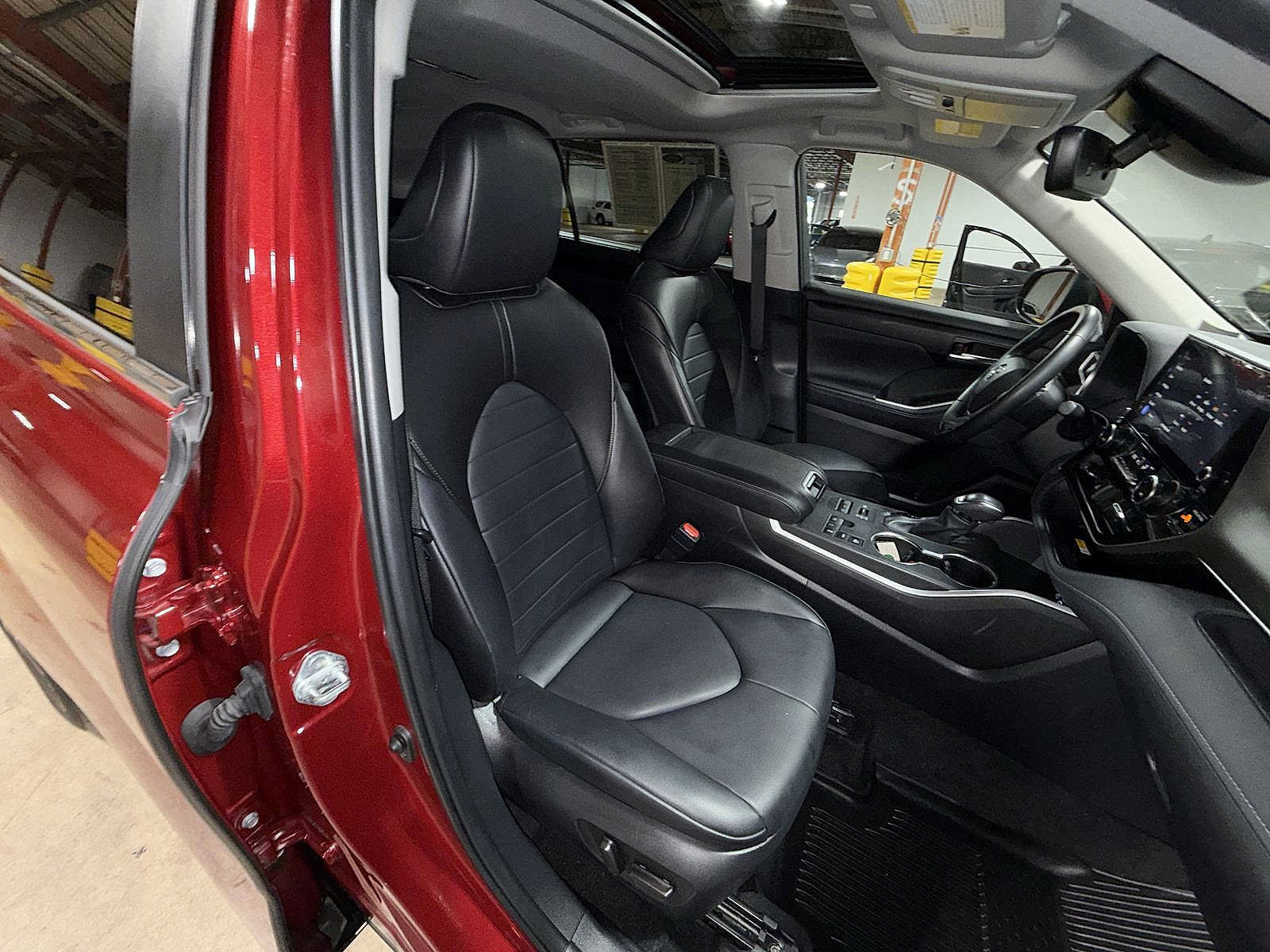 Used 2024 Toyota Highlander XLE AWD/4WD image 16