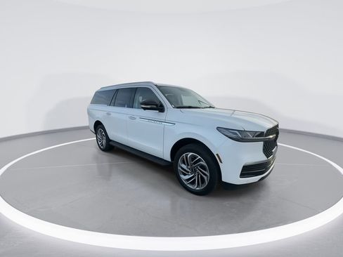 New 2026 Lincoln Navigator L Premier AWD/4WD image 2
