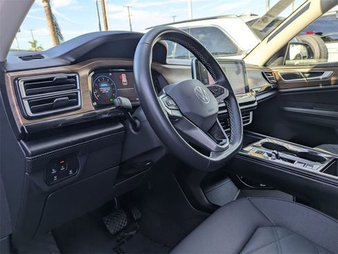 Used 2024 Volkswagen Atlas SE image 15