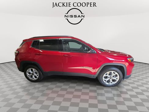 Used 2025 Jeep Compass Latitude AWD/4WD image 4