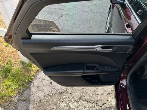 Used 2018 Ford Fusion SE FWD image 34