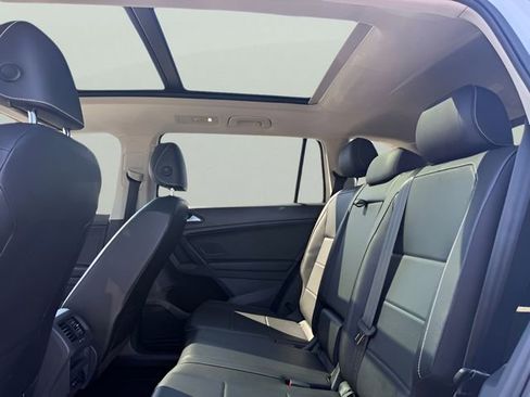 Used 2021 Volkswagen Tiguan SE w/ Panoramic Sunroof Package image 10