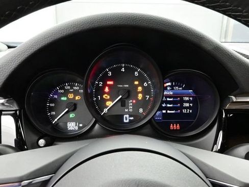 Certified 2025 Porsche Macan AWD/4WD image 9