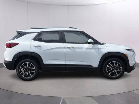 Used 2025 Chevrolet TrailBlazer LT FWD image 4