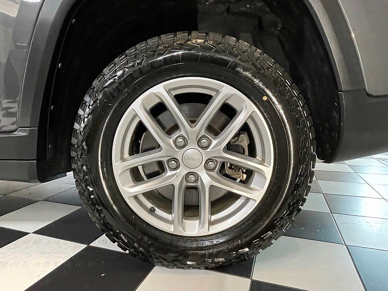 Used 2022 Jeep Grand Cherokee L Laredo w/ Luxury Tech Group I AWD/4WD image 7