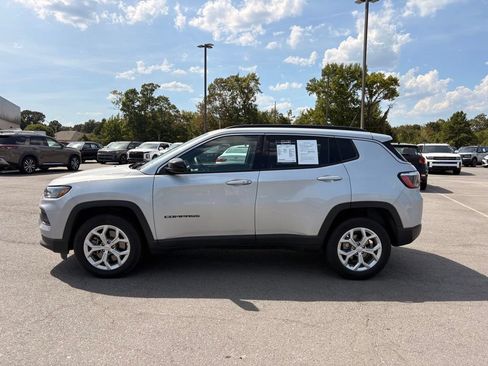 Used 2024 Jeep Compass Latitude AWD/4WD image 4