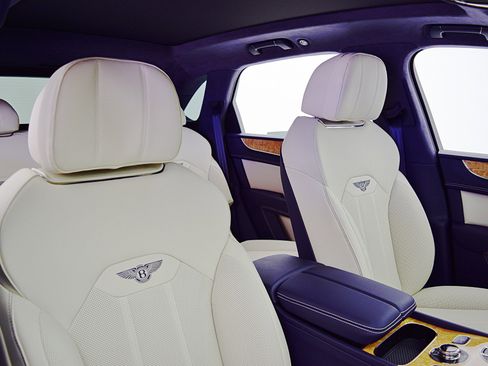 New 2025 Bentley Bentayga Plug-In Hybrid image 31