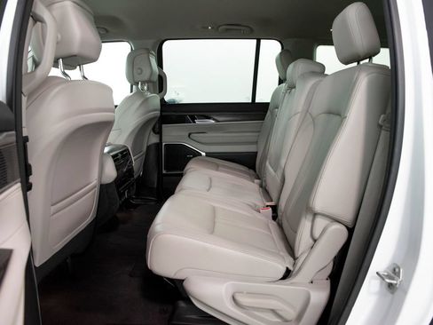 Used 2024 Jeep Wagoneer Series II w/ Flexible Seating Group RWD image 8