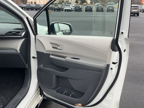 Used 2021 Toyota Sienna Limited image 26