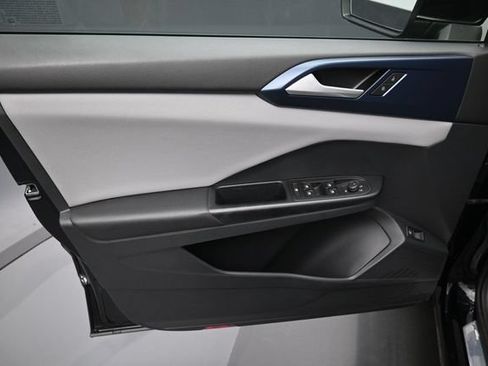 Used 2023 Volkswagen Taos SE w/ Panoramic Sunroof Package FWD image 11