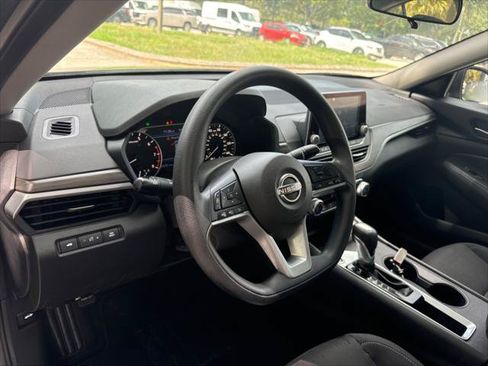 Used 2025 Nissan Altima 2.5 SV FWD image 12