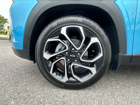 Certified 2025 Chevrolet Trax RS w/ Sunroof Package FWD image 18