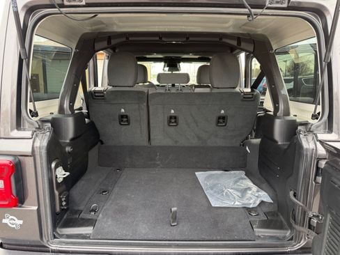 Used 2025 Jeep Wrangler Unlimited Sahara AWD/4WD image 32