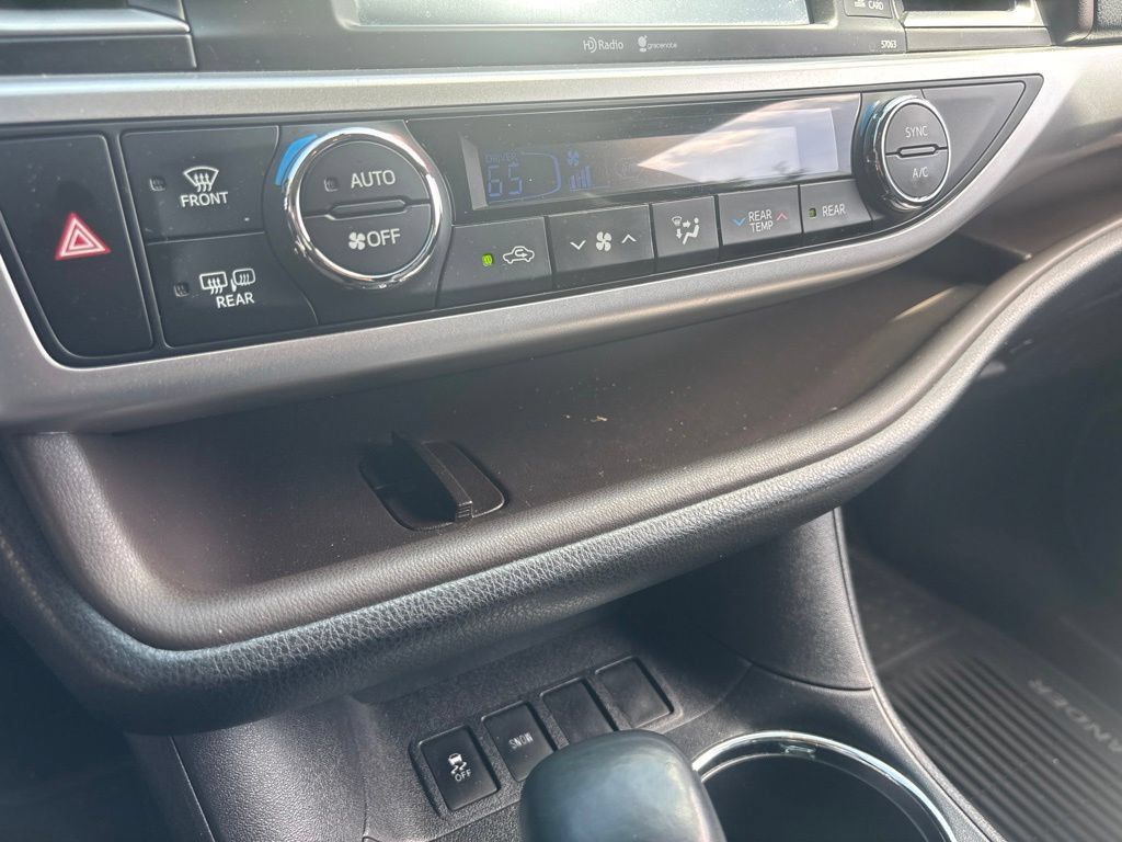 Used 2015 Toyota Highlander XLE FWD image 29
