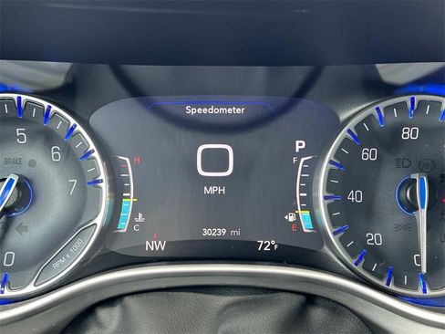 Used 2024 Chrysler Pacifica Touring-L image 17