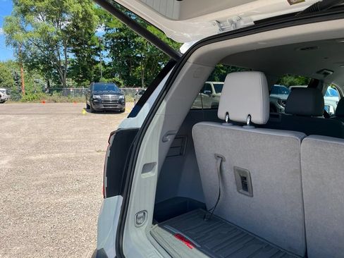Used 2023 GMC Acadia SLT w/ Preferred Package FWD image 13