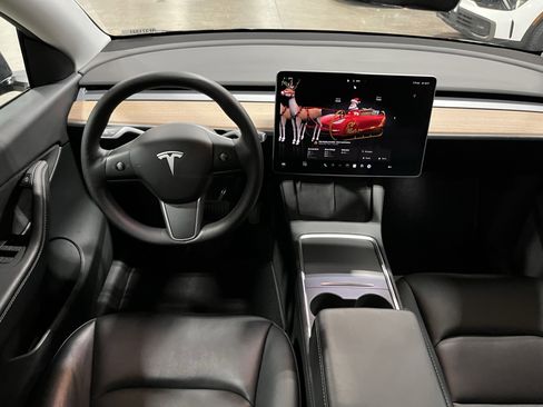 Used 2022 Tesla Model Y Long Range image 11