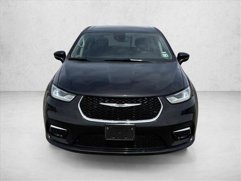 Used 2023 Chrysler Pacifica Touring-L FWD image 2