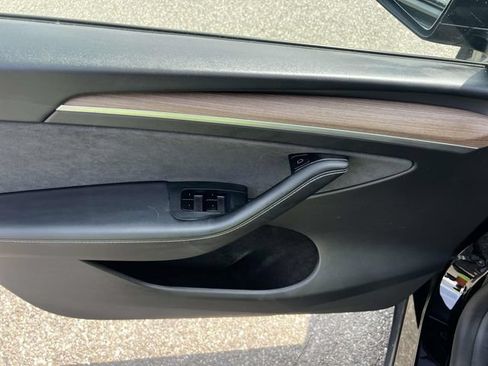 Used 2025 Tesla Model Y Long Range AWD/4WD image 17