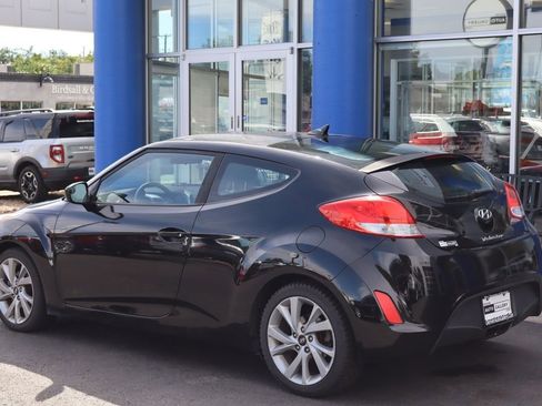 Used 2017 Hyundai Veloster image 3