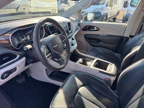 Used 2022 Chrysler Pacifica Limited image 26
