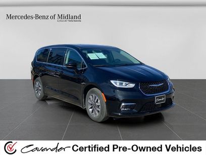 Used 2024 Chrysler Pacifica Select