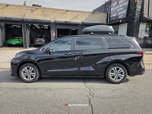 Used 2023 Toyota Sienna XSE AWD/4WD image 4