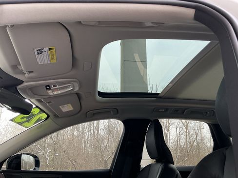 Used 2023 Volvo XC60 B5 Plus image 17