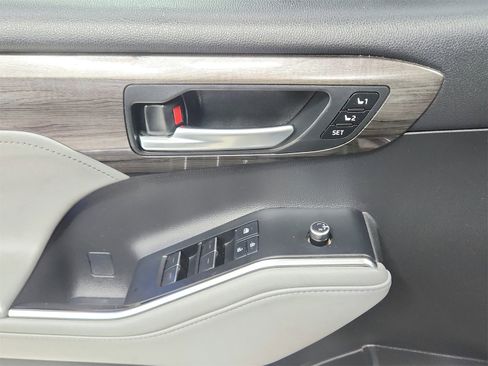Used 2020 Toyota Highlander Platinum image 32