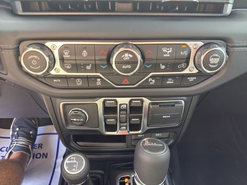 New 2025 Jeep Gladiator Sport image 30