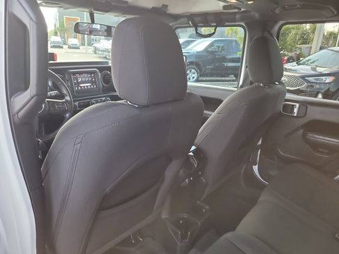 Certified 2022 Jeep Gladiator Sport AWD/4WD image 11