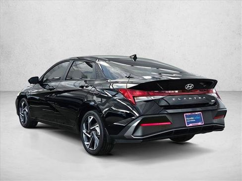 Used 2025 Hyundai Elantra SEL FWD image 8