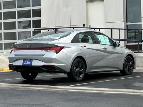 Used 2021 Hyundai Elantra SEL FWD image 3