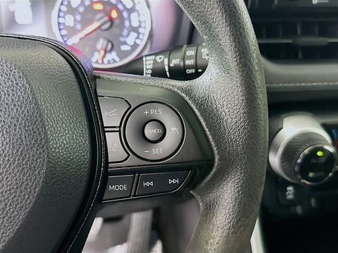 Used 2020 Toyota RAV4 XLE FWD image 17