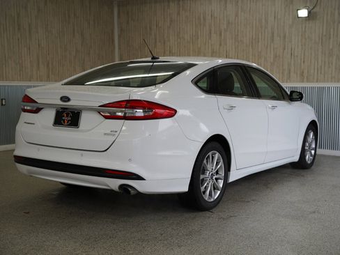 Used 2017 Ford Fusion SE w/ Fusion SE Technology Package image 8