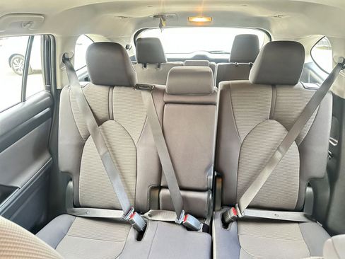 Used 2025 Toyota Highlander LE image 39