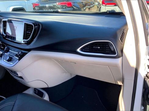 Certified 2024 Chrysler Pacifica Touring-L image 16