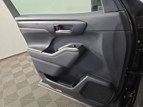 Used 2024 Toyota Highlander XLE image 31