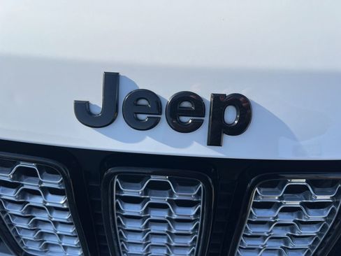 Used 2018 Jeep Grand Cherokee Altitude AWD/4WD image 30