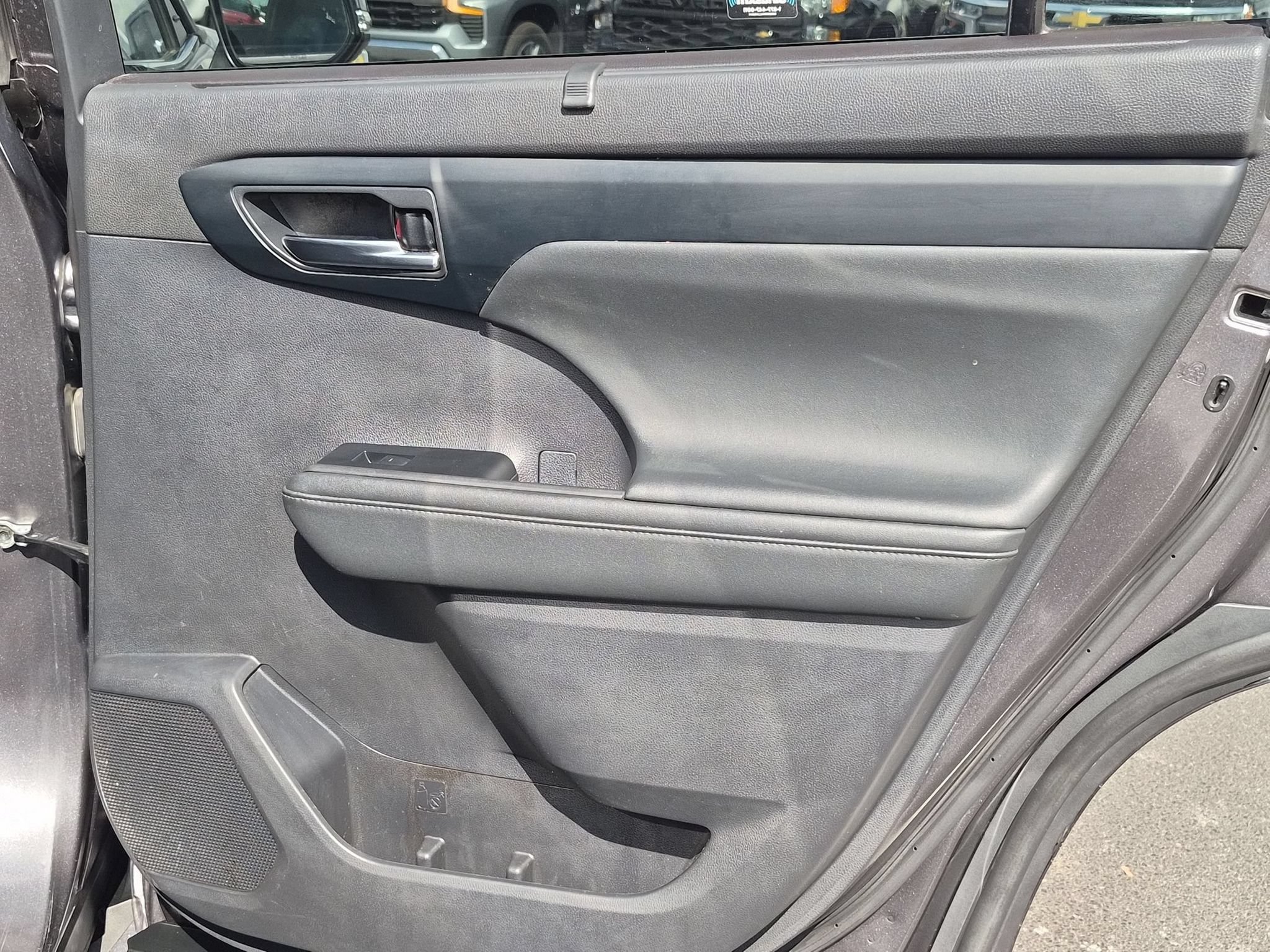 Used 2022 Toyota Highlander XLE FWD image 29