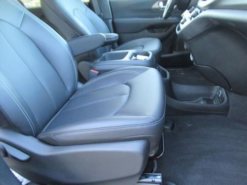 New 2026 Chrysler Pacifica Select image 9
