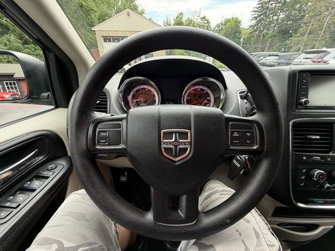 Used 2019 Dodge Grand Caravan SE FWD image 23