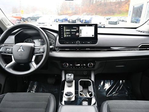 Used 2025 Mitsubishi Outlander SE image 15