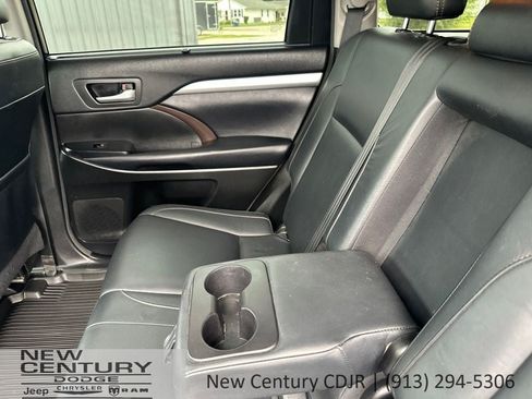 Used 2018 Toyota Highlander XLE AWD/4WD image 12