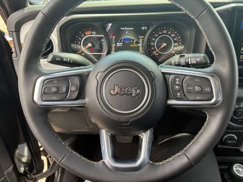Used 2025 Jeep Wrangler Unlimited Sahara AWD/4WD image 24