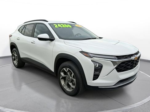 Used 2025 Chevrolet Trax LT FWD image 1